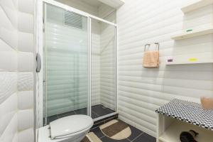 bagno bianco con servizi igienici e doccia di Galata Port Apartments a Istanbul