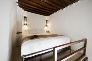 Кровать или кровати в номере Riad El Maâti