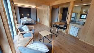 ein kleines Zimmer mit einem Bett und einem Bett und einem Schreibtisch in der Unterkunft Departamento 2 ambientes, cálido y luminoso, con buena vista, en el centro de SMA. 14V5 in San Martín de los Andes