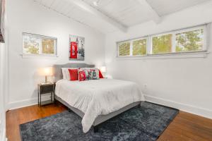 una camera bianca con un letto e due finestre di Drew Valley Villa ad Atlanta