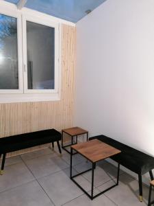 a room with two benches and a window at Chez Stephanie in Rang-du-Fliers