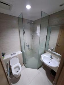 ein Bad mit einer Dusche, einem WC und einem Waschbecken in der Unterkunft 1 BR Apartment Near Shopping Malls in Jakarta