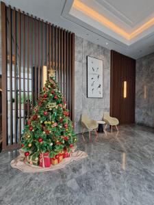 ein Weihnachtsbaum mitten in einer Lobby in der Unterkunft 1 BR Apartment Near Shopping Malls in Jakarta