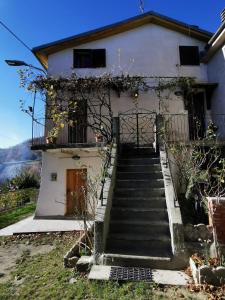 ein Haus mit Treppen, die zu ihm führen in der Unterkunft Interno X Pianissolo in Millesimo