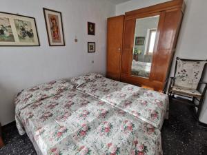 1 Schlafzimmer mit einem Bett mit Blumendecke in der Unterkunft Interno X Pianissolo in Millesimo