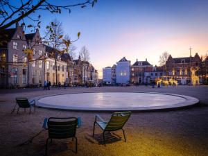 um grande círculo no meio de uma cidade em Grand Boutique Hotel-Restaurant Huis Vermeer em Deventer