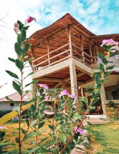 una casa con estructura de madera en un patio en Malevo Suites - Apartments, en Ayampe