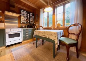 uma cozinha com mesa e cadeiras num quarto em Cabin with charm in Lofoten em Valberg
