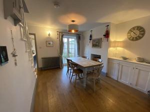 Kuchyň nebo kuchyňský kout v ubytování Mary's Cottage