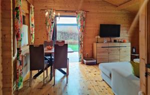 ein Wohnzimmer mit einem Tisch und einem Sofa in der Unterkunft Cozy Home In Diemelsee With House A Panoramic View in Diemelsee