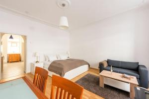 um quarto com uma cama, um sofá e uma mesa em Cozy Home Vienna em Viena