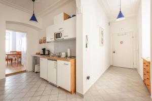 a kitchen with white cabinets and a counter top at Cozy Home Vienna in Vienna
