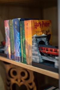 Η βιβλιοθήκη του διαμερίσματος