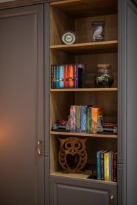 Η βιβλιοθήκη του διαμερίσματος