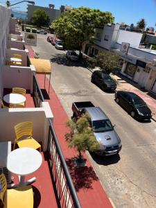 einen Balkon mit einem Auto auf einer Straße geparkt in der Unterkunft Hotel Tamariz in Piriápolis