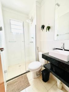 une salle de bain avec toilettes, douche et lavabo dans l'établissement AZUL DO MAR - Rio das Ostras, à Rio das Ostras