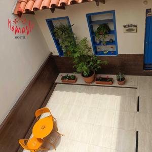 un espace d'attente avec des plantes en pot dans un bâtiment dans l'établissement Namaste Hostel, à Tarija