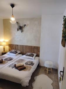 duas camas num quarto com uma borboleta na parede em Õ 2040 Chambre Mélèze em Saint-Véran
