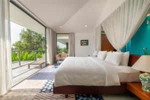 um quarto com uma cama grande e uma varanda em Akala Villa Hoi An em Hoi An