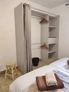 Õ 2040 Chambre Mélèze في سان فيرا: غرفة نوم بسرير وكرسي خشبي