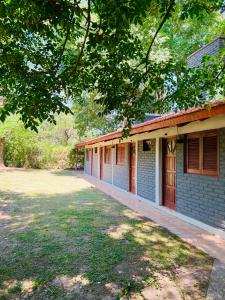 ein blaues Gebäude mit einem Hof davor in der Unterkunft Posada Vieja Estancia in Santa Rosa de Calamuchita