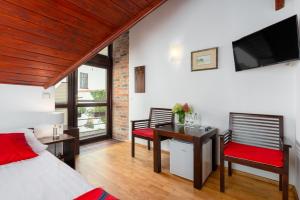 Televízia a/alebo spoločenská miestnosť v ubytovaní Hotel Beskid
