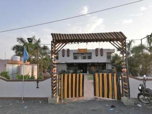un edificio con una puerta delante de él en Hotel Shiv Regency en Kukma