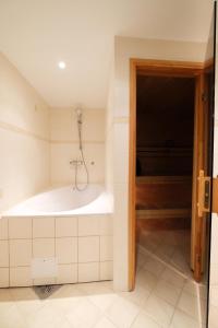 Koupelna v ubytování Tallinn City Apartments Roosikrantsi