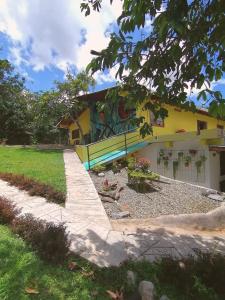een huis met een schilderij erop bij Finca Hotel La Vida es un Paseo in San Carlos