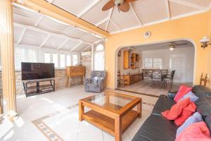 - un salon avec un canapé et une table dans l'établissement Nice 3 Bedroom Villa in El Duque, à Adeje