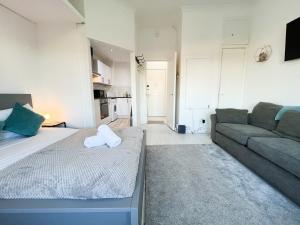 Katil atau katil-katil dalam bilik di 1Bd Glasgow Apartment