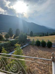 - un balcon offrant une vue sur la montagne dans l'établissement Xenios Petritis, à Lébadée