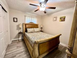 - une chambre avec un lit et un ventilateur de plafond dans l'établissement Spacious House Minutes to Beach, Casino, Aquarium, à Long Beach
