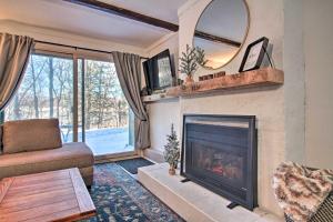 sala de estar con chimenea y espejo en Killington Vermont Condo with Ski-In Trail en Killington