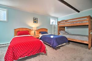 1 dormitorio con 2 camas con lunares rojos y azules en Killington Vermont Condo with Ski-In Trail en Killington