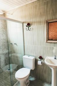 ein Bad mit einem WC und einem Waschbecken in der Unterkunft Chalés Vida Verde in Bom Jardim de Minas