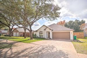 フラッガービルにあるModern Pflugerville Getaway with Private Pool!の木と私道のある白い家