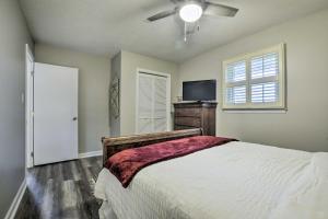 um quarto com uma cama e uma televisão de ecrã plano em Updated and Pet-Friendly Morrisville Retreat! em Morrisville