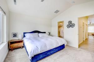 um quarto com uma cama azul e branca e uma janela em Beautiful Townhome - Steps to Downtown Boise! em Boise