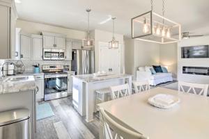 Una cocina y una sala de estar con una mesa y un sofá. en Modern Santa Rosa Beach Retreat with Yard and Patio!, en Santa Rosa Beach