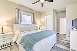 Un dormitorio con una cama y un televisor de pantalla plana. en Modern Santa Rosa Beach Retreat with Yard and Patio!, en Santa Rosa Beach