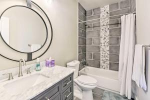 Un baño con lavabo, inodoro y espejo. en Modern Santa Rosa Beach Retreat with Yard and Patio!, en Santa Rosa Beach 21 fotos más