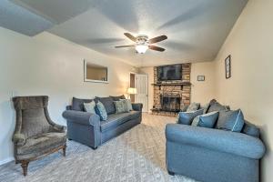 sala de estar con 2 sofás y chimenea en Jacksonville Getaway about 4 Mi to Downtown!, en Jacksonville