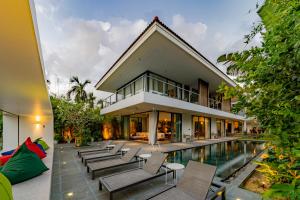een uitzicht op een huis met een zwembad bij Akala Villa Hoi An in Hội An