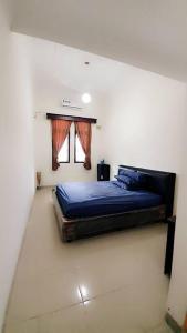 - une chambre avec un lit dans une pièce dotée d'une fenêtre dans l'établissement Villa 5 BR utk Family/Grup di Villa Citra, Lampung, à Tanjungkarang