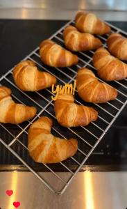 Ein Haufen Croissants auf einem Regal im Ofen in der Unterkunft Boutique Hotel LE•BAR in Zandvoort