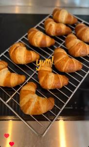 un montón de croissants en un estante en un horno en Boutique Hotel LE•BAR, en Zandvoort