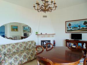 - un salon avec un canapé et une table dans l'établissement N19 - Numana, prestigioso quadrilocale vista mare, à Numana