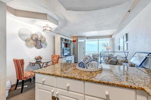 uma cozinha e sala de estar com vista para o oceano em Daytona Beach Resort #215 em Daytona Beach