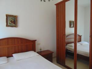 - une chambre avec 2 lits et un miroir dans l'établissement N19 - Numana, prestigioso quadrilocale vista mare, à Numana